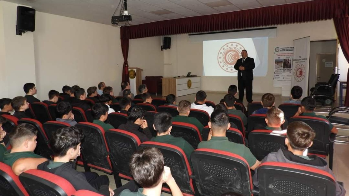 Zonguldak Ticaret İl Müdürü Sayın İsmail Maden Ahilik Kültürü ve Teşkilatı hakkında öğrencilerimize konferans verdi